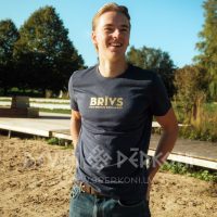 Brīvs, kam drosme brīvam būt. Gunchi dizains. Krekls ar zelta apdruku