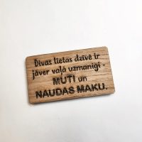 ...jāver vaļā uzmanīgi. Koka magnēts