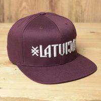 Latvija. Flexfit cepure ar taisnu nagu, slēgtu pakausi