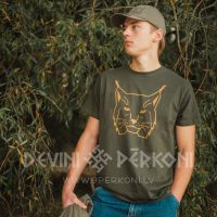 T-krekls un zema profila cepure