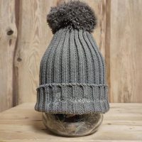 Vilki ziemu neguļ. Cepure ar bumbuli