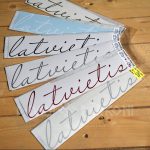 2401064852 Latvietis/ latviete/ latvieši. Uzlīmes