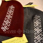 Cepure ar atstarojošu Saules jostu.