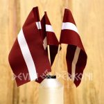 3753435339 Latvijas karodziņš ar koka kātu