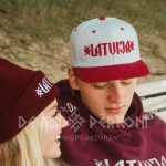 2398138441 LATVIJA. Divkrāsu cepure ar taisnu nagu
