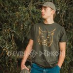 T-krekls un zema profila cepure