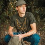 T-krekls un zema profila cepure