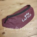 Jostas soma bordo krāsā ar atstarojošu apdruku LATVIJA un trim zvaigznēm.