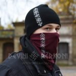 1697819168 Adīta cepure ar atstarojošu rakstu joslu