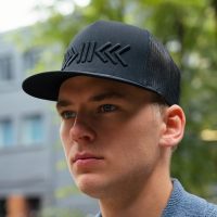 Laimas skujiņa. Classic cepure ar taisnu nagu un sietiņu